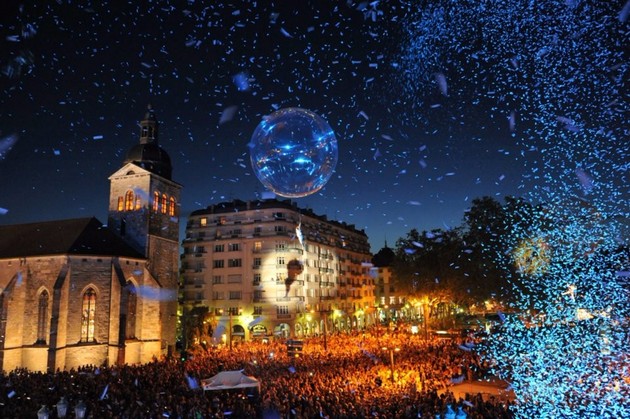 Spectacle de drones lumineux associé à la pyrotechnie