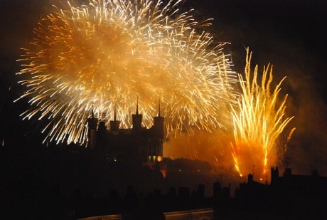 636c5 460x309 feu artifice lyon1 - Quelle hauteur atteint un feu d’artifice ? - Pyrotechnie.com – Feux d’artifice et culture pyrotechnique Feu d'artifice du 14 juillet à Lyon Le feu d'artifice du 14 juillet est traditionnellement tiré depuis les hauteurs de Fourvière à Lyon. L'an dernier, il avait des allures de "défilé de mode monumental". Au programme, "Fresques tumultueuses, parade dorée, tableau verdoyant, éventails de comètes ou fresque géométrique" se sont succédés. Les séquences sont tirées aux alentours de 22h30, avant et après les bals du 14 juillet. Le feu d'artifice s'admire depuis les quais de Saône côté Presqu'île.
