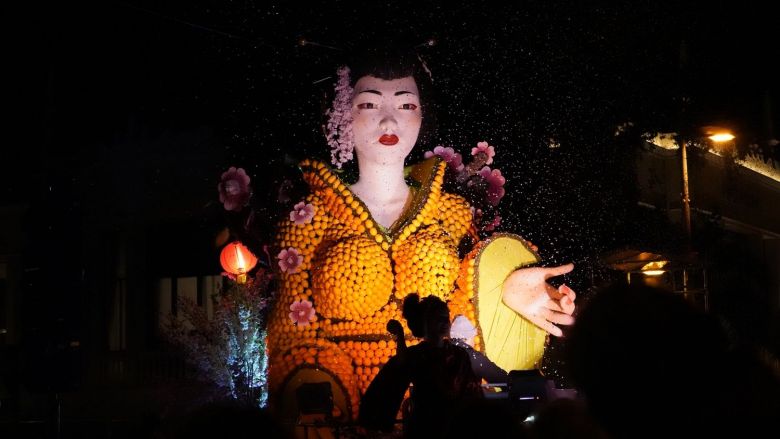 b0cc8 bla7112 4659991 - Les plus belles photos du premier corso nocturne de la fête du citron - Revue de presse des artificiers