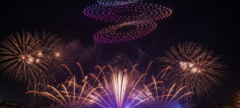 Anneaux colorés formés par des drones au-dessus d’un spectacle pyrotechnique